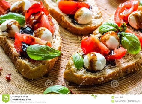 Brindes Do Bruschetta De Caprese Imagem De Stock Imagem De Delicioso