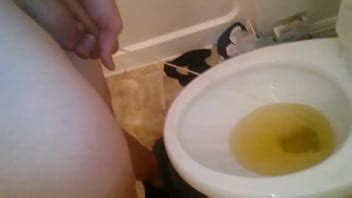 Meando en el baño XVIDEOS