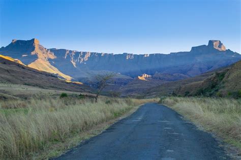 Premium Photo South African Landmark Amphitheatre From Royal Natal