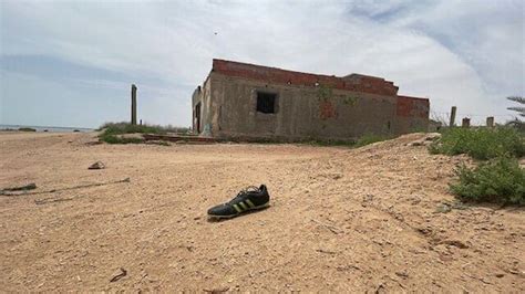 On the beaches of Sfax, among the shoes abandoned by migrants - Italian Post