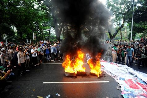 Aksi Saling Dorong Mahasiswa Dengan Polisi Memanas Di Patung Kuda