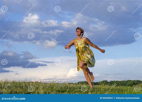 Fille Blonde Heureuse Courant Nu Pieds Sur L Herbe En Parc Sur L Herbe