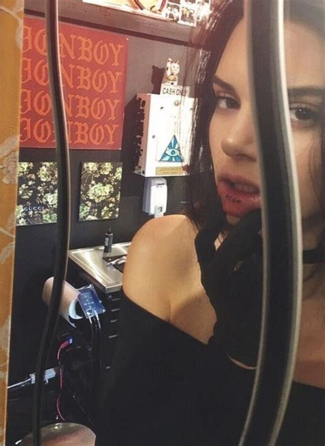 Kendall Jenner Poses In Racy Bikini For Sultry Bed Selfie Artofit