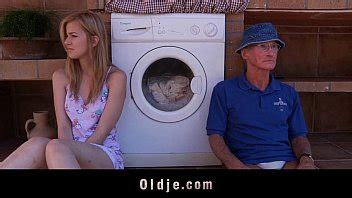 Oldman se folla a un pequeñito cachondo XVIDEOS