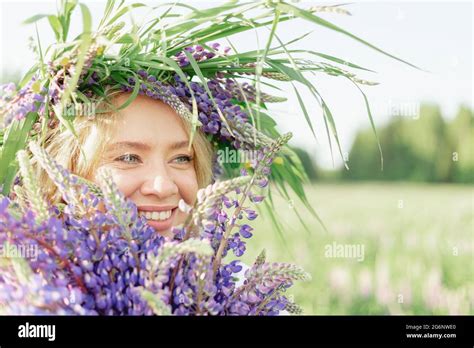 Hippy Girl Hi Res Stock Photography And Images Alamy