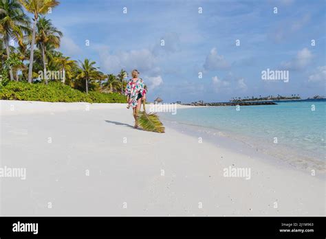 Alte Frau Bikini Am Strand Fotos Und Bildmaterial In Hoher Aufl Sung