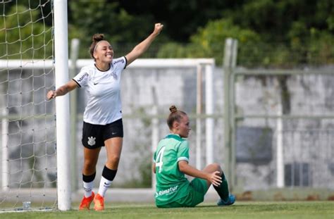 Após hat trick atacante comemora fase artilheira e bom momento do