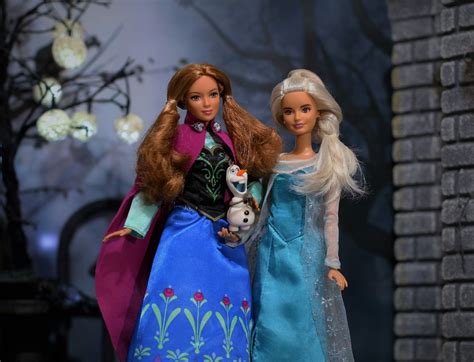 Halloween Party Costumes - Anna and Elsa | Halloween party costumes ...