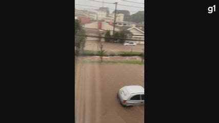 Forte Chuva Alaga Avenidas E Carrega Parte Do Asfalto Em Batatais SP