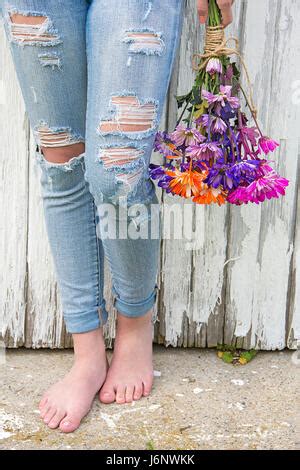 La Fille Aux Pieds Nus En Jeans D Chir S Assis Sur L Herbe Dans Le Parc