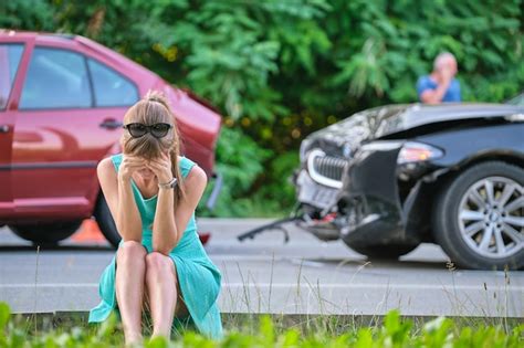 Triste Conductora Sentada En El Lado De La Calle Sorprendida Después De Un Accidente