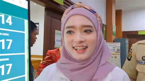 Tampil Modis Serba Pink Dengan Aksesoris Bando Inara Rusli Barbie Syar I Youtube