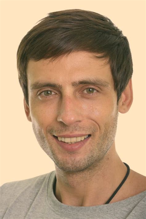 Estudio De La Cara Del Joven Y Feliz Hombre Apuesto Sonriendo Foto De