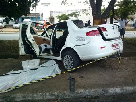 G1 Carro bate em árvore e mulher morre em avenida de Maceió