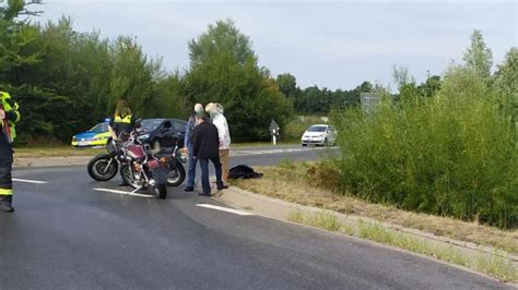 Rutschige Ölspur auf B73 Zwei Motorradfahrer stürzen in Otterndorf