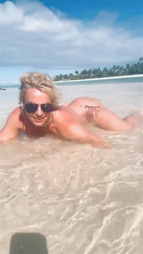 Britney Spears Posa Completamente Nua Na Praia V Deo