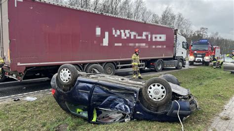 Radio Weekend FM Osobówka dachowała po zderzeniu z TIR em w Człuchowie