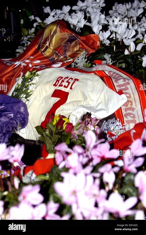 George Best Death Stock Photo Alamy