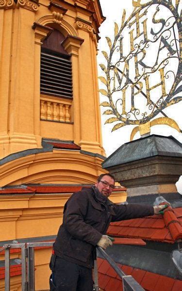 An Den T Rmen Der Sch Nenbergkirche Wurden Dachziegel Ausgewechselt