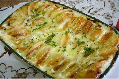 Batata Gratinada Ao Molho Branco Deliciosa Para O Almoço Em Qualquer