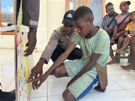 Dengan Segala Keterbatasan Binmas Noken Polri Ajari Anak Putus Sekolah