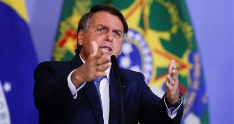 Bolsonaro chega ao Brasil Veja vídeos do avião e da recepção ao ex