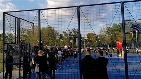 Grobari se okupili na basket terenu ispred Arene Već su velike grupe