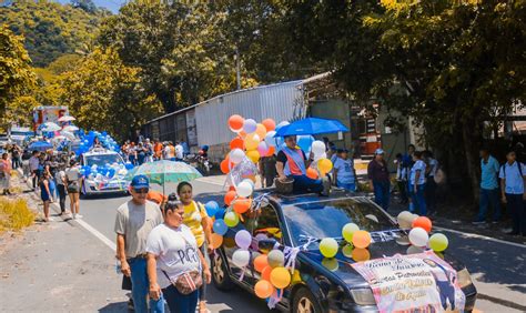 Familias Ilopenses Disfrutan Del Desfile Del Comercio Durante Fiestas