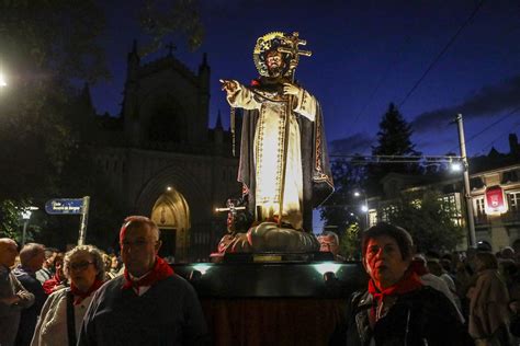 La Procesión de los Faroles ilumina la primera noche festiva El Correo