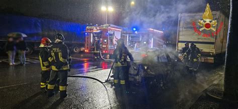 Auto Prende Fuoco In Movimento Gli Occupanti Scendono In Fretta Ed