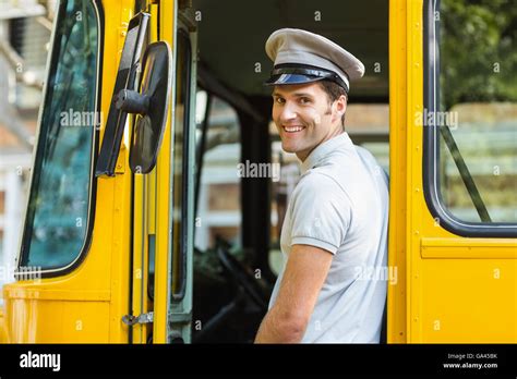 Chofer De Autob S Sonriendo Mientras Entran En Bus Fotograf A De Stock