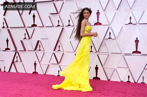 Zendaya Sexy Arrives At 93rd Academy Awards Wearing A Mask And Long