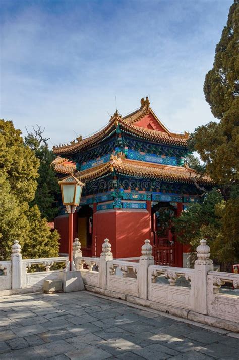 Edificios Chinos Tradicionales En El Recinto Del Templo Numerosos