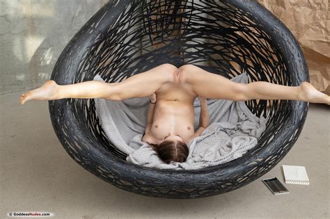 Sexy Brunette Girl Nata Ocean Strips Naked And Spreads Wide 10 Photos