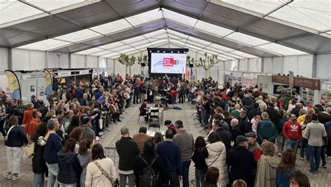 Personas Visitaron La Feria De La Anchoa Y De La Conserva De