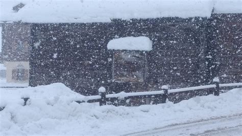 Linverno Resiste Sulle Alpi Di Confine Splendida Nevicata A Livigno