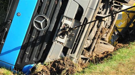 Bad Zwesten Lastwagen kippt auf Bundesstraße in den Graben