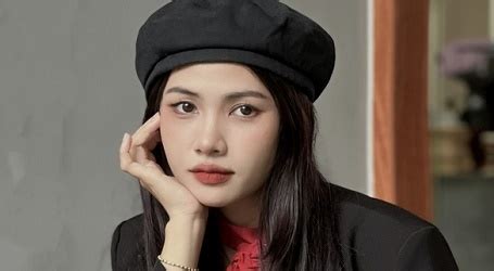 Cô giáo tiểu học hot nhất TikTok vì vừa xinh vừa mặc đẹp đáp trả thông