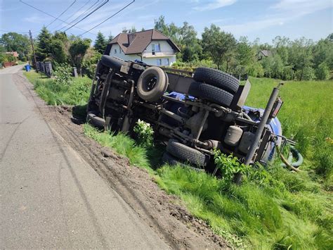 Wypadek pod Krakowem Pojazd ciężarowy wypadł z drogi i przewrócił się