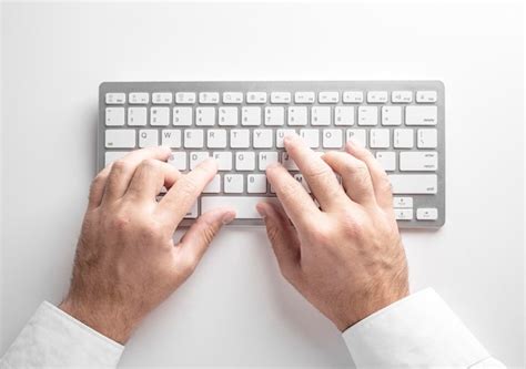 Manos Masculinas En Un Teclado Blanco Sobre Un Fondo Blanco Concepto De