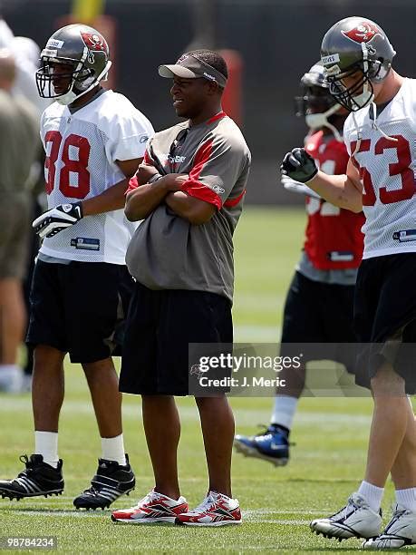 Coach Raheem Morris Photos and Premium High Res Pictures - Getty Images