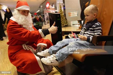 Shopping Mall Santa Stock Fotos Und Bilder Getty Images