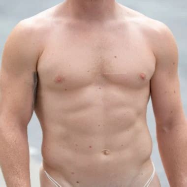 Rothaariges Babe in Jeans berührt sich selbst und zieht sich langsam aus vollständiges Video OF