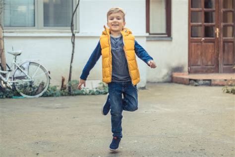 Op Een Been Staan Fotos Afbeeldingen Beelden En Stockfotos Istock