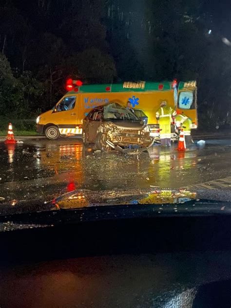 Acidente Envolvendo Carro Bloqueia BR 116 Em Campina Grande Do Sul