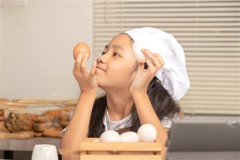 Une Petite Fille Asiatique En Utilisant Un Chapeau Blanc De Leader