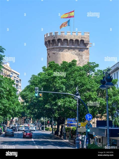 Torres De Serranos O Torres De Serranos Con Las Banderas De España Y