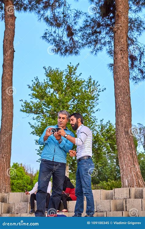 Deux Hommes Iraniens Regardent Des Images Sur L Cran Du P Riph Rique