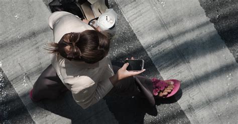 Study Distracted Walking Injuries Triple Cbs Los Angeles