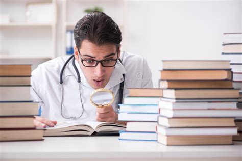 A Estudante De Medicina Que Prepara Se Para Exames Da Universidade